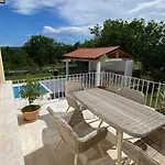 Yucca Istra لابين