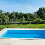 فيلة Yucca Istra لابين