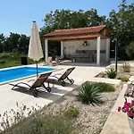 فيلة Yucca Istra لابين